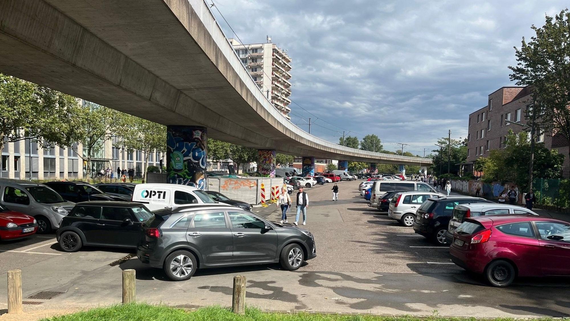 Diese Parkplätze an der Neusser Straße fallen weg.