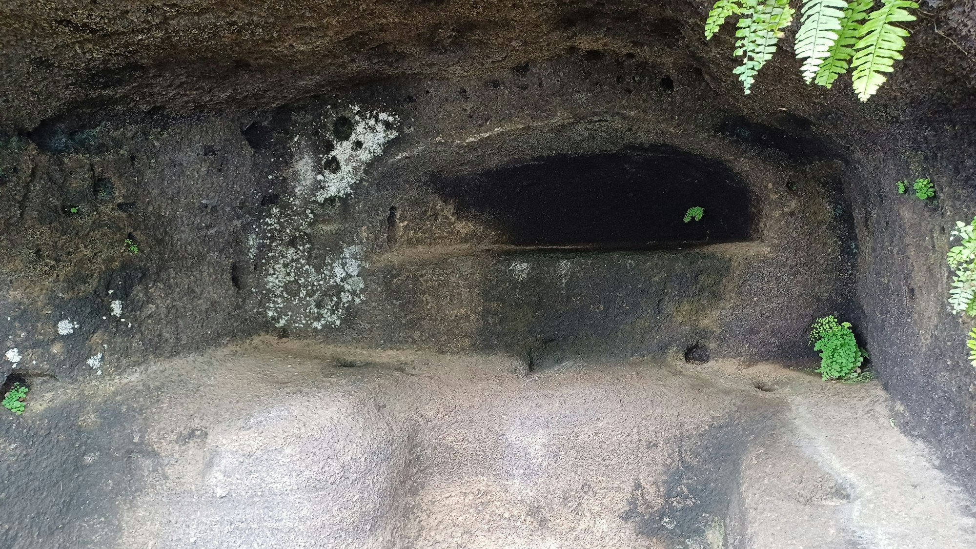 Die Piratenhöhle, ein dunkles Loch in einer Felswand.