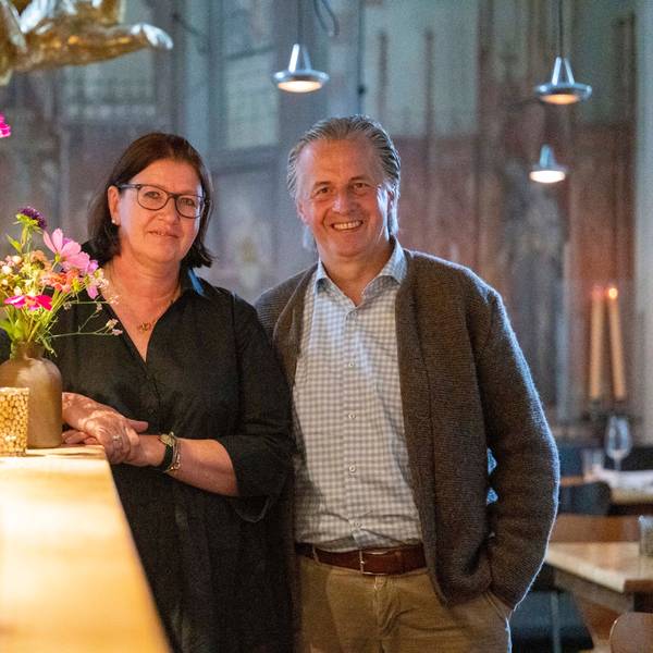 Das Ehepaar Paul an der Theke ihres Restaurants,