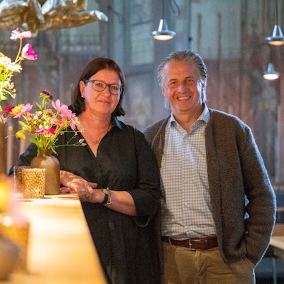 Das Ehepaar Paul an der Theke ihres Restaurants,