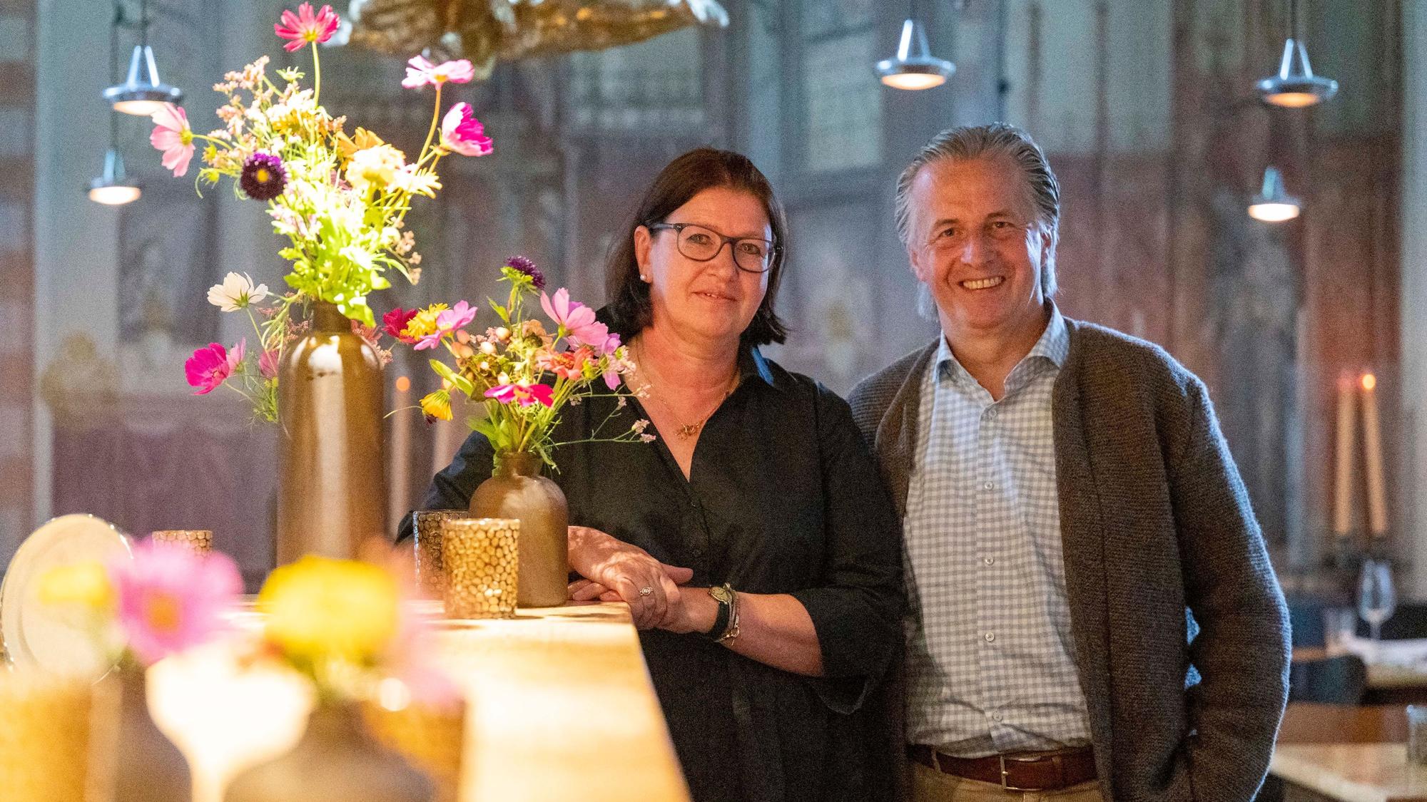 Das Ehepaar Paul an der Theke ihres Restaurants,