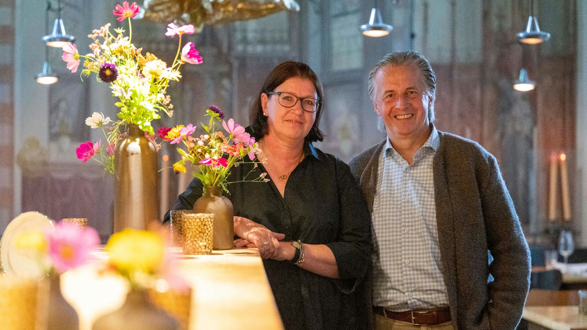 Das Ehepaar Paul an der Theke ihres Restaurants,