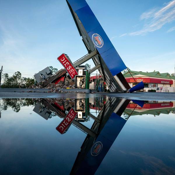 Eine zerstörte Tankstelle spiegelt sich im vom Hurrikan „Idalia“ an Land gedrückten Wasser im US-Bundesstaat Florida. Der Sturm hat für Verwüstung an der US-Küste gesorgt.