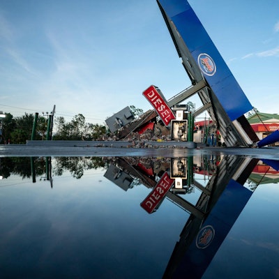 Eine zerstörte Tankstelle spiegelt sich im vom Hurrikan „Idalia“ an Land gedrückten Wasser im US-Bundesstaat Florida. Der Sturm hat für Verwüstung an der US-Küste gesorgt.