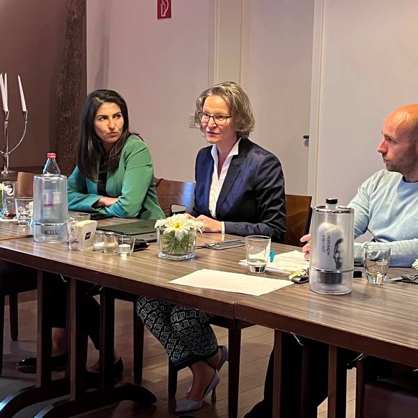 Bundestagsabgeordnete Serap Güler, NRW-Bauministerin Ina Scharrenbach und Peter Seven, Vorsitzender der Mittelstandsunion
