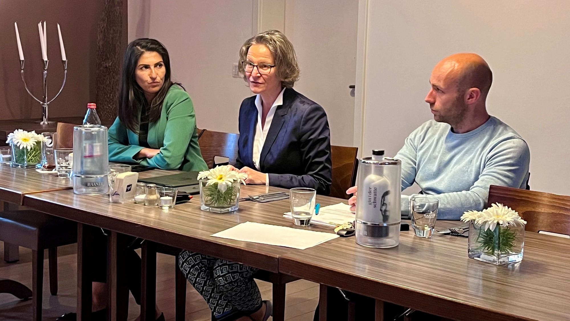 Bundestagsabgeordnete Serap Güler, NRW-Bauministerin Ina Scharrenbach und Peter Seven, Vorsitzender der Mittelstandsunion