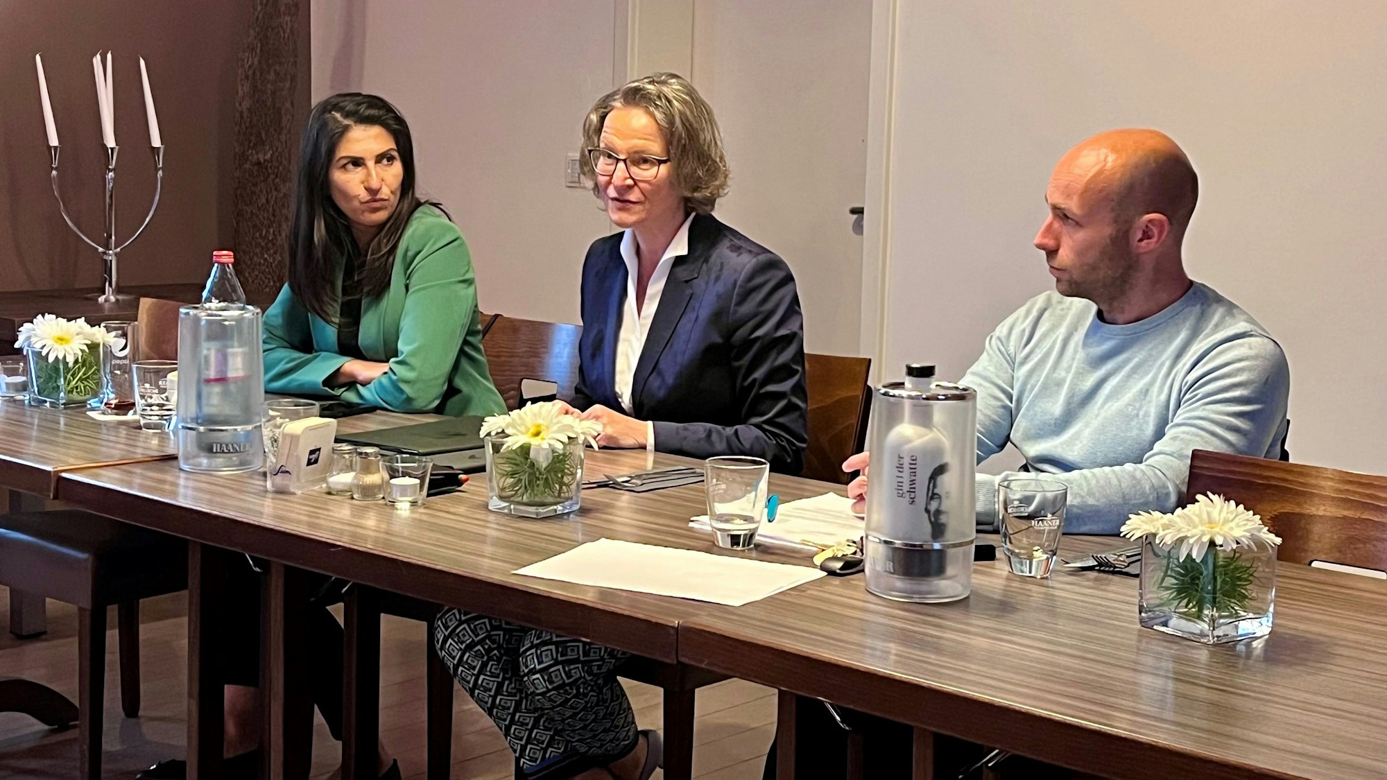 Bundestagsabgeordnete Serap Güler, NRW-Bauministerin Ina Scharrenbach und Peter Seven, Vorsitzender der Mittelstandsunion