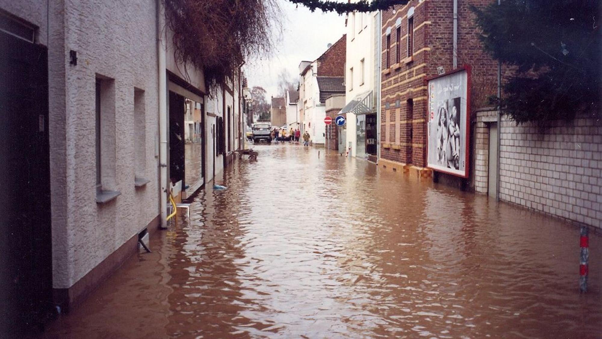 Die Wilhelmstraße in Köln-Rodenkirchen steht beim Hochwasser 1993 komplett unter Wasser.