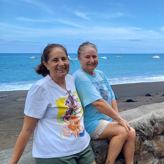 Ingrid (l.) und Erika Wittmer am Strand von Floreana