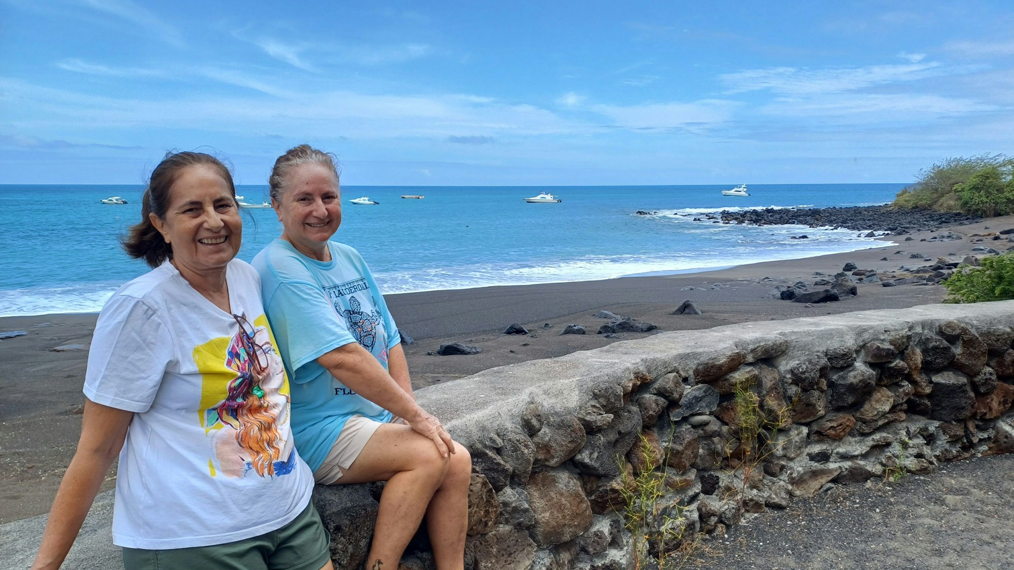 Ingrid (l.) und Erika Wittmer am Strand von Floreana
