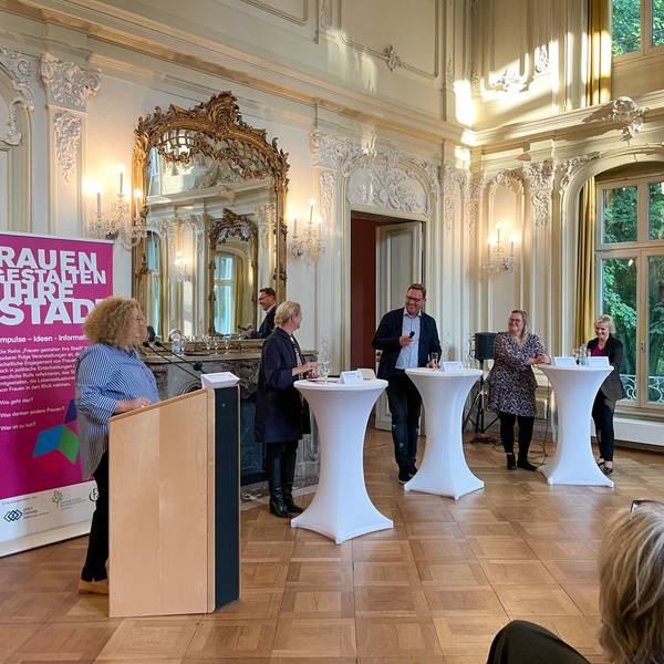 Diskussion im Spiegelsaal von Schloss Eulenbroich.