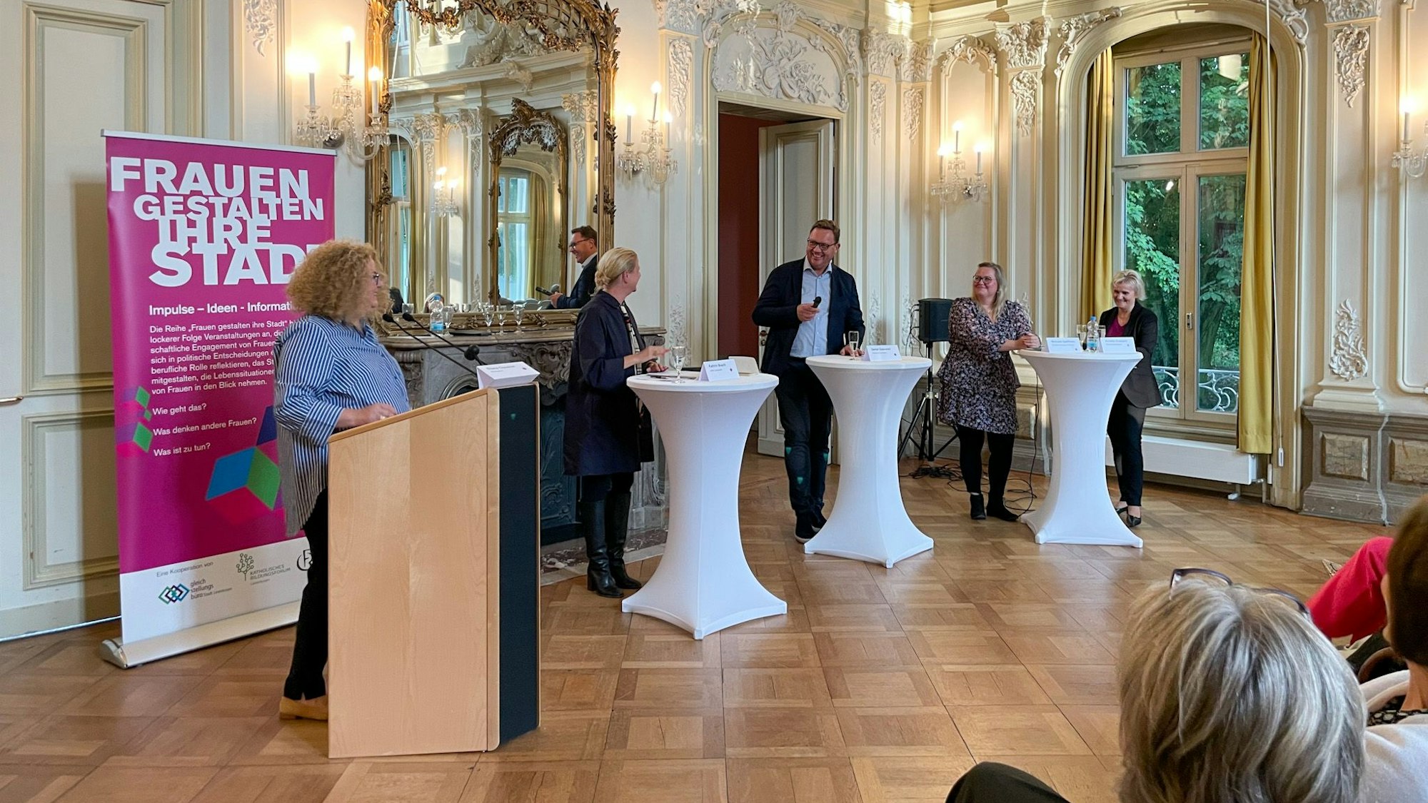 Diskussion im Spiegelsaal von Schloss Eulenbroich.