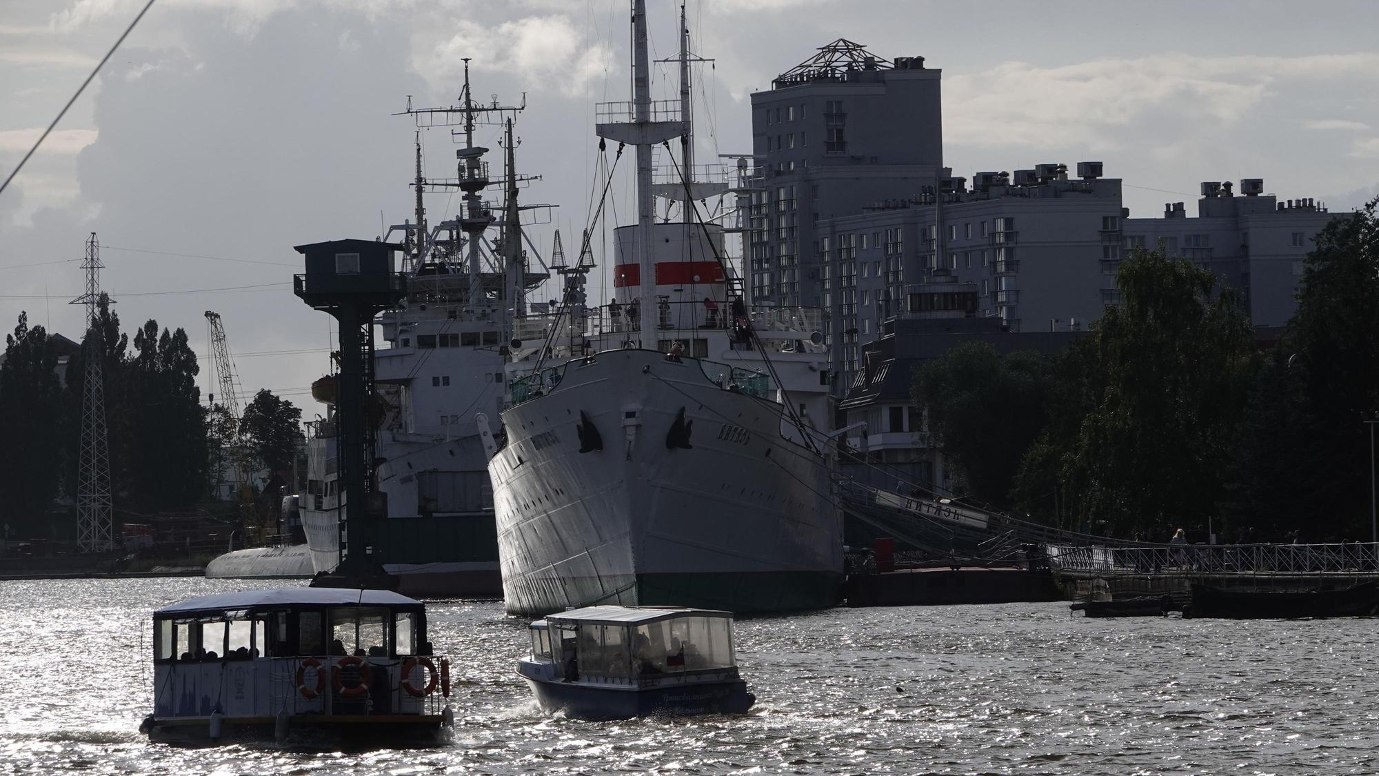15.07.2022, Russland, Kaliningrad: Schiffe ankern in der russischen Ostsee-Exklave Kaliningrad, der Stadt, die früher Königsberg hieß. (zu «Ostsee-Exklave Kaliningrad beklagt weiter Sanktionsdruck - und droht») Foto: Ulf Mauder/dpa +++ dpa-Bildfunk +++