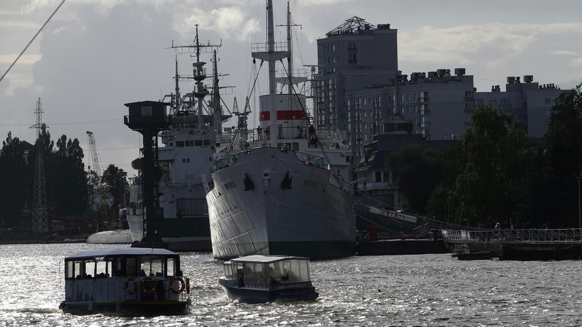 15.07.2022, Russland, Kaliningrad: Schiffe ankern in der russischen Ostsee-Exklave Kaliningrad, der Stadt, die früher Königsberg hieß. (zu «Ostsee-Exklave Kaliningrad beklagt weiter Sanktionsdruck - und droht») Foto: Ulf Mauder/dpa +++ dpa-Bildfunk +++