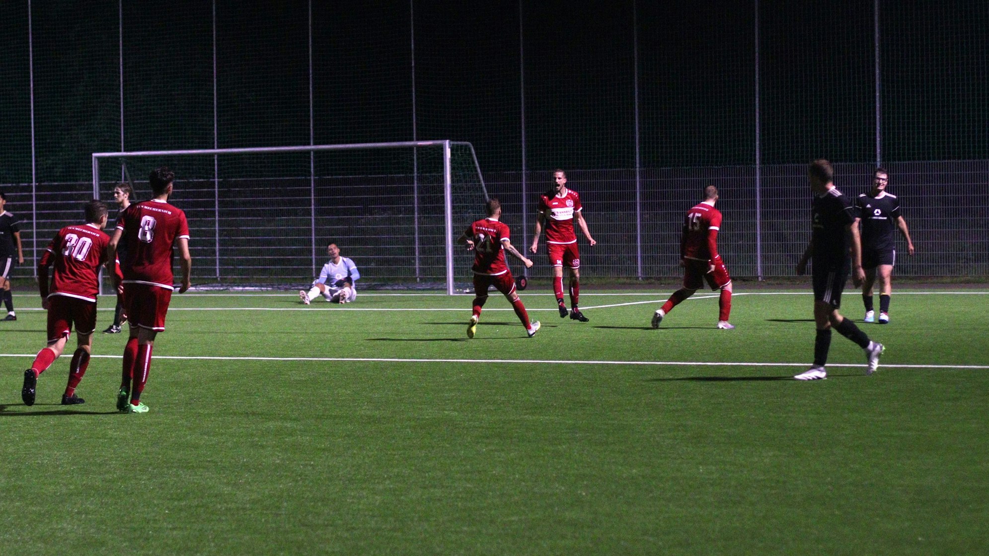 Torschütze Jens Honnef jubelt und wartet auf seine Mitspieler.