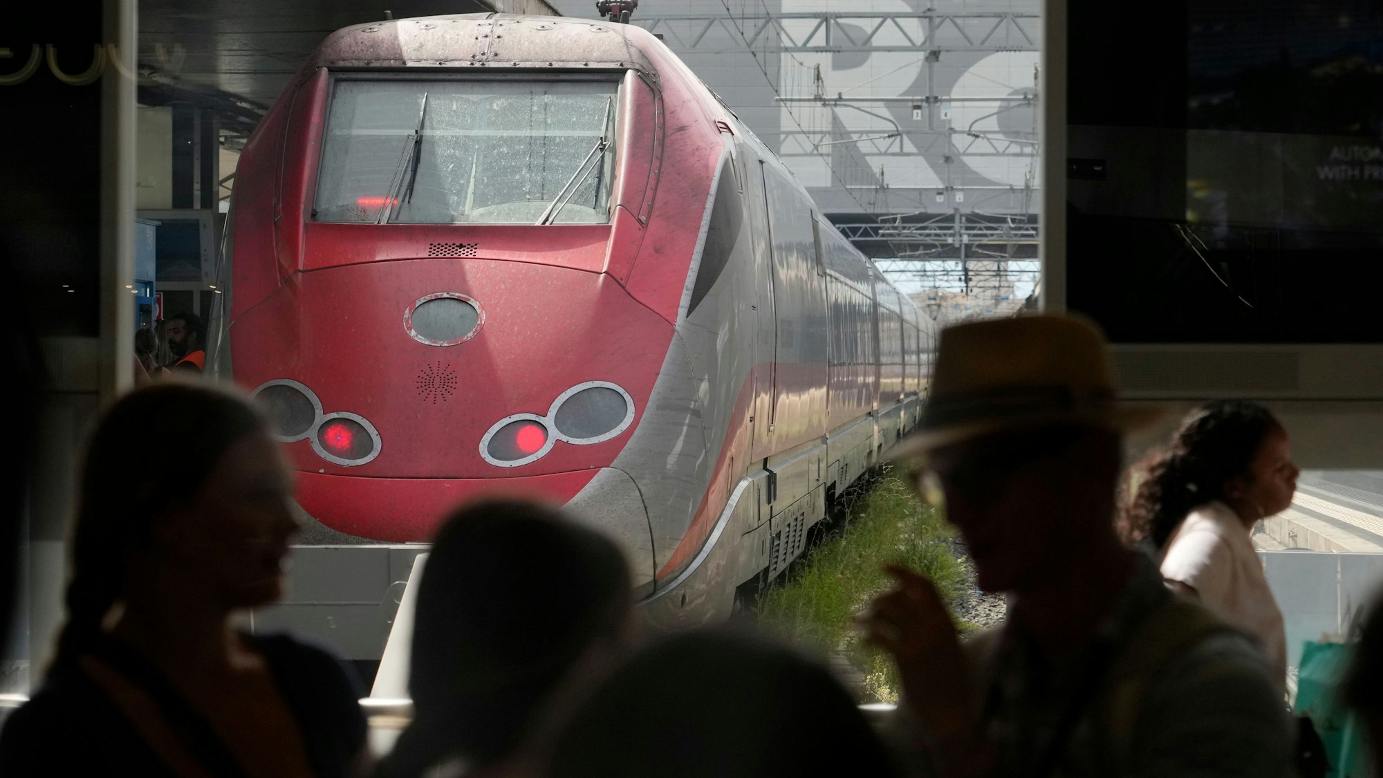 Ein Zug fährt in Rom in den Hauptbahnhof ein. (Symbolbild)