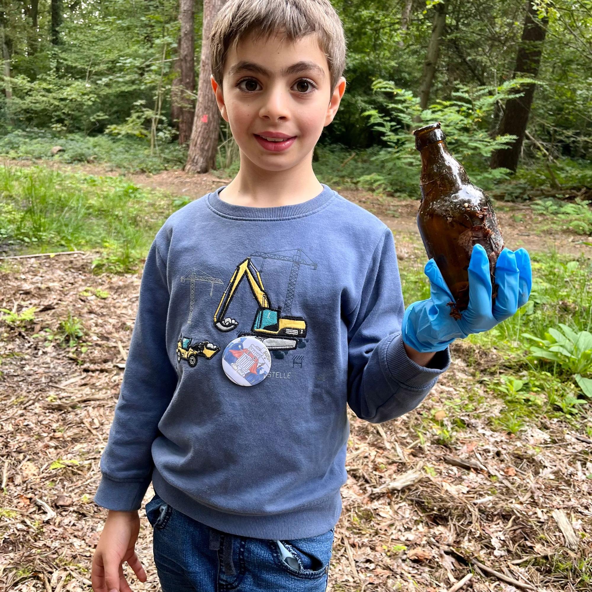 Junge räumt Wald auf