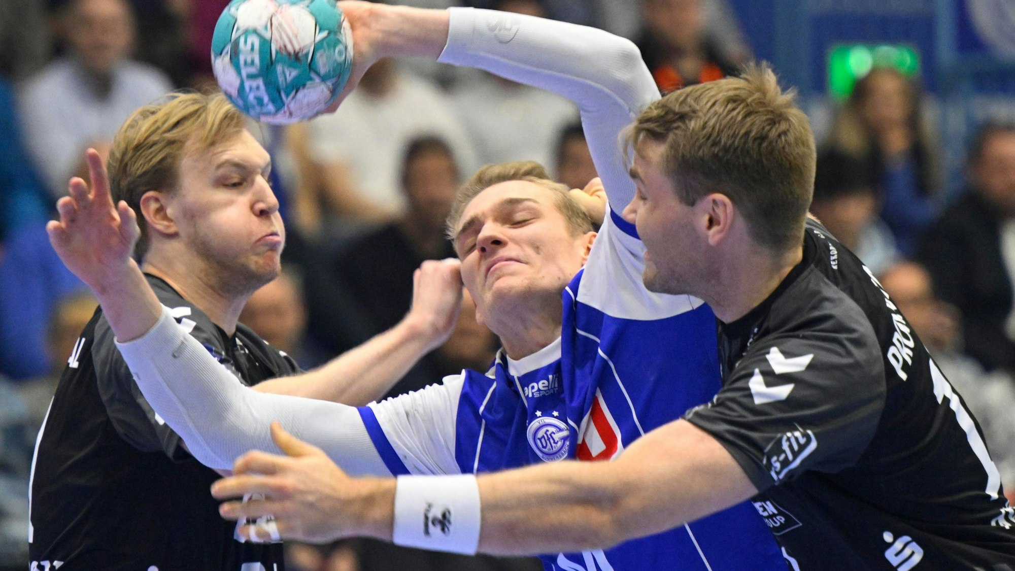 Kaum ein Durchkommen gab es für Tom Jansen gegen die Kieler Abwehrspieler.