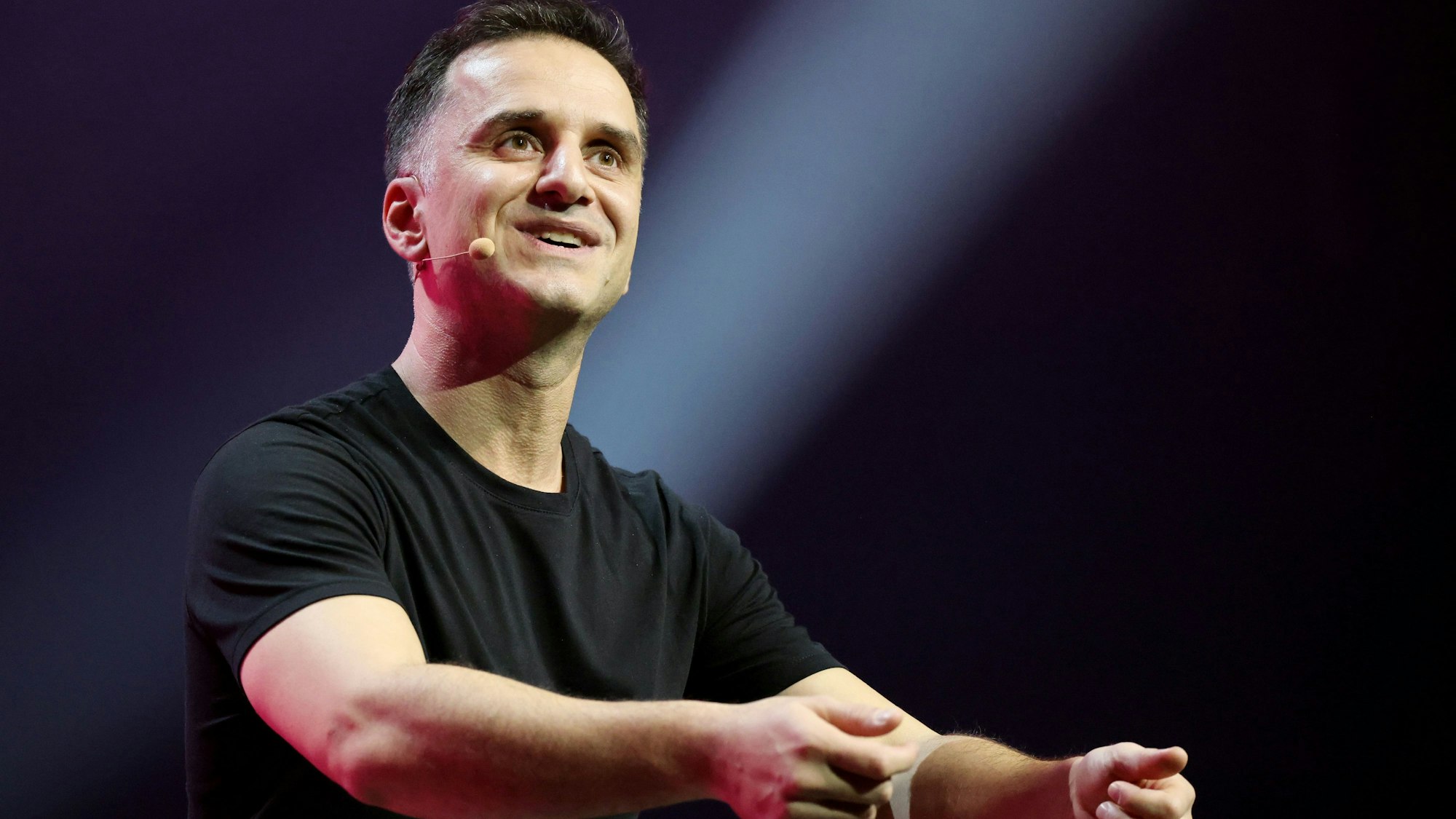 Comedian Özcan Coşar bei einem Auftritt