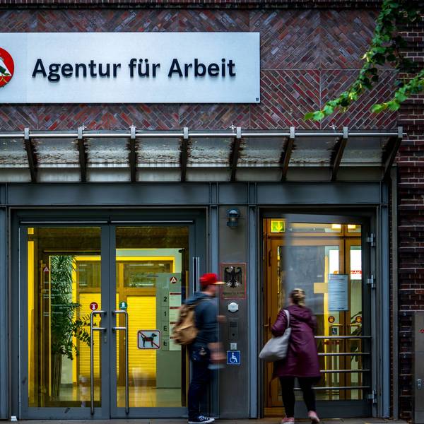 01.08.2023, Bremen: Der Eingang zur «Agentur für Arbeit». Die Bundesagentur für Arbeit gibt die aktuellen Arbeitsmarktzahlen bekannt. Foto: Sina Schuldt/dpa +++ dpa-Bildfunk +++