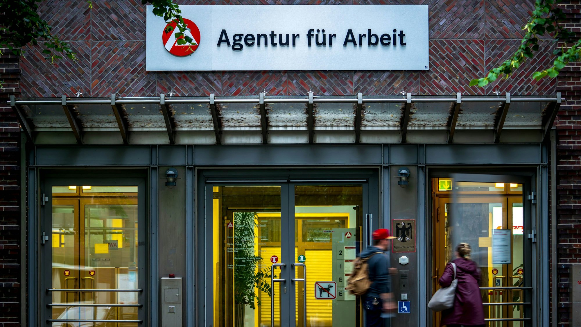 01.08.2023, Bremen: Der Eingang zur «Agentur für Arbeit». Die Bundesagentur für Arbeit gibt die aktuellen Arbeitsmarktzahlen bekannt. Foto: Sina Schuldt/dpa +++ dpa-Bildfunk +++