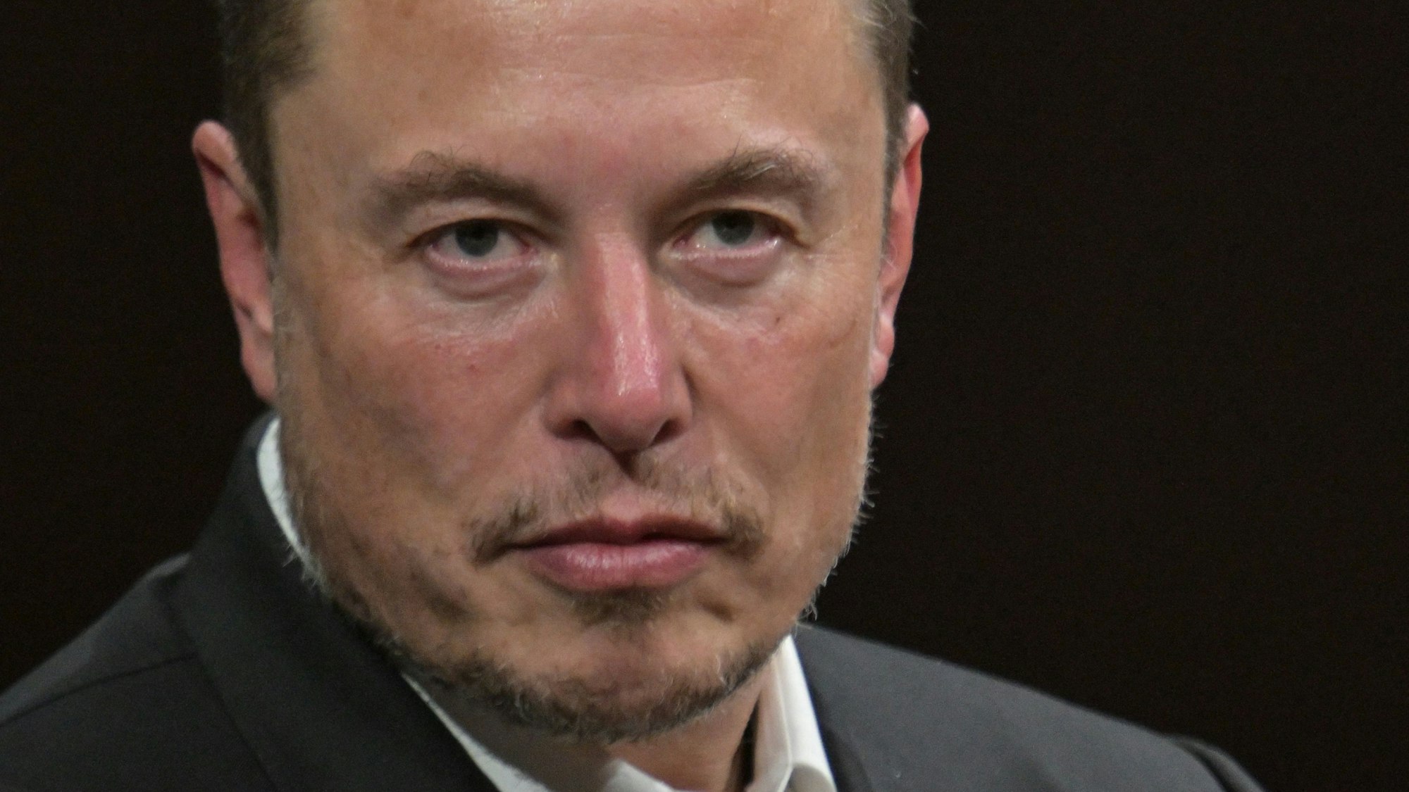 Elon Musk schaut an der Kamera vorbei