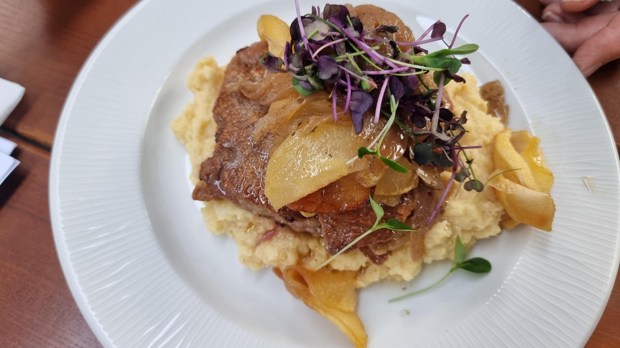 Kalbsleber „Berliner Art“ mit Schmorzwiebeln, glasierten Apfelspalten und Kartoffelpüree. Gericht im Restaurant Decksteiner Mühle, Köln. Foto: Carsten Henn