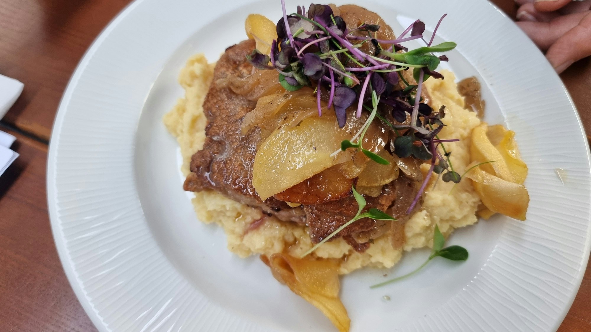 Kalbsleber „Berliner Art“ mit Schmorzwiebeln, glasierten Apfelspalten und Kartoffelpüree. Gericht im Restaurant Decksteiner Mühle, Köln. Foto: Carsten Henn