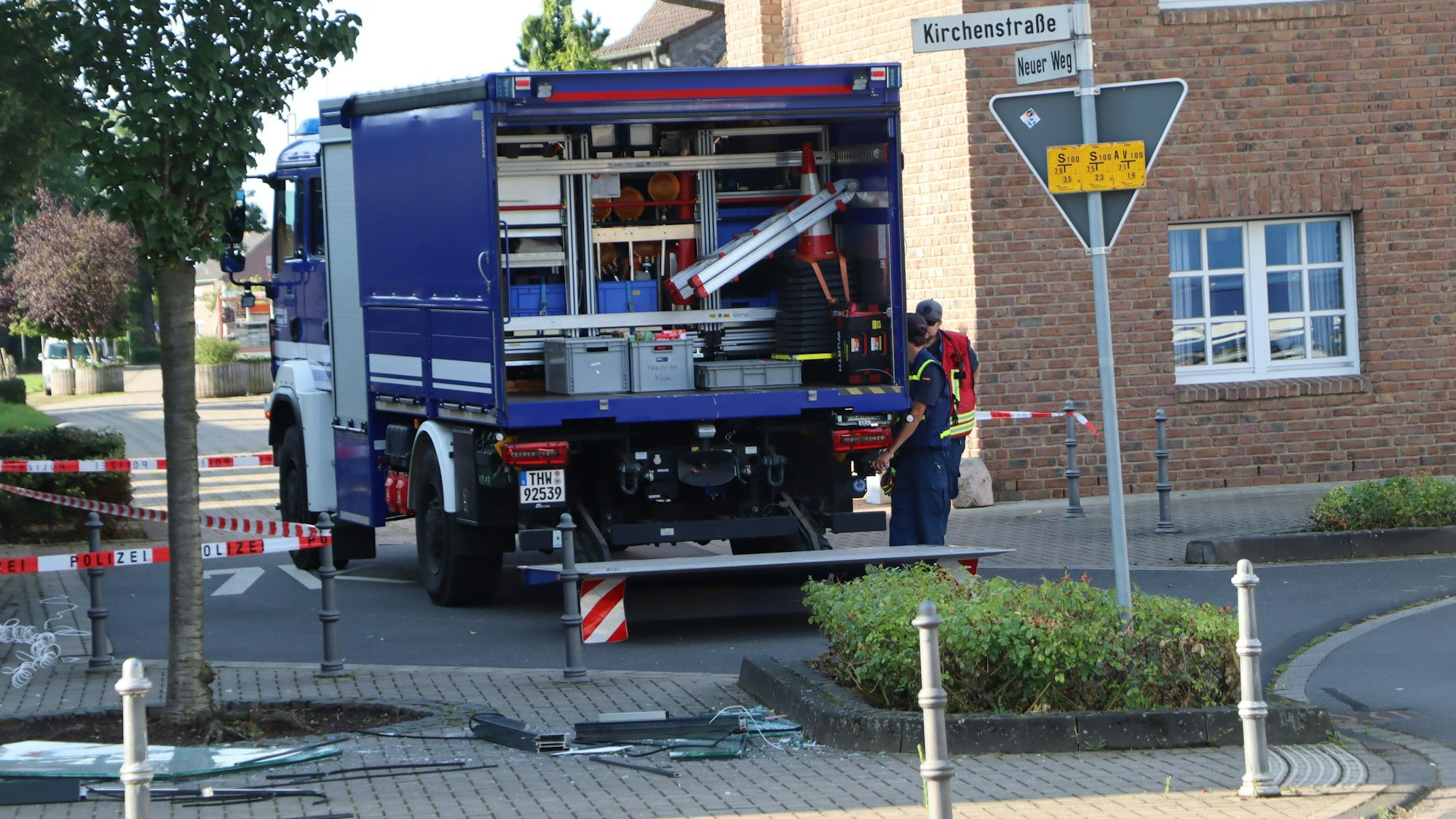 Auf dem Foto ist ein blaues Fahrzeug des Technischen Hilfswerks zu sehen.