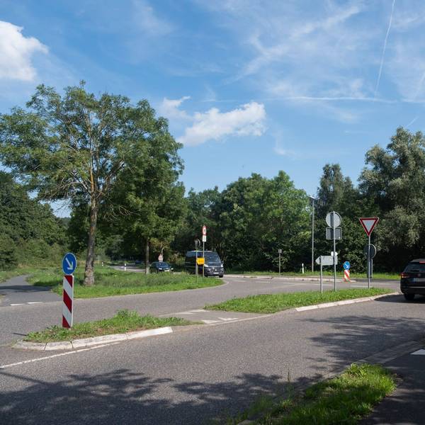 An der Einmündung der Feytalstraße zur L61 in Mechernich wartet ein Fahrzeug den vorfahrtberechtigten Verkehr ab.