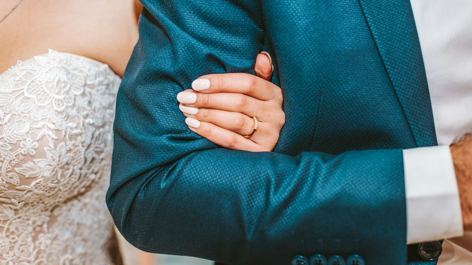 Eine Braut und ein Bräutigam bei einer Hochzeit. In Jordanien ist bei einer Hochzeit ein Bräutigam durch Freudenschüsse tödlich verletzt worden. (Symbolbild)