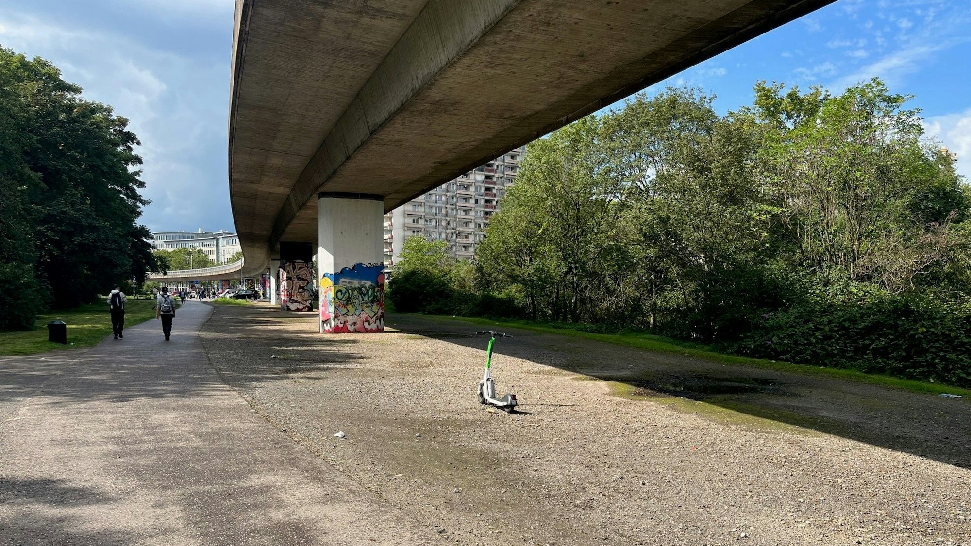 Ziemlich trist: Am Niehler Kirchweg zeigt sich teils eine Schotterlandschaft.