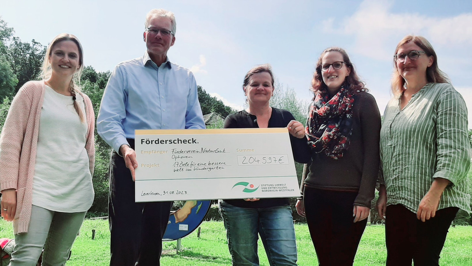 von links: Maren Sartory (Projektmitarbeiterin), Manfred Belle (Stiftung), Marianne Ackermann (1. Vorsitzende des Fördervereins), Sandra Klintworth (stellvertretende Leiterin des Naturgutes), Ute Rommeswinkel (Naturgut Ophoven).