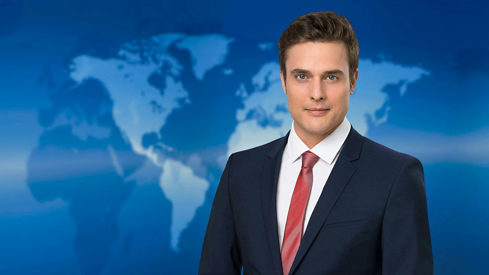 Ein Foto des NDR zeigt Constantin Schreiber im „Tagesschau“-Studio. Der Sprecher der Nachrichtensendung wurde in Jena mit einer Torte attackiert.