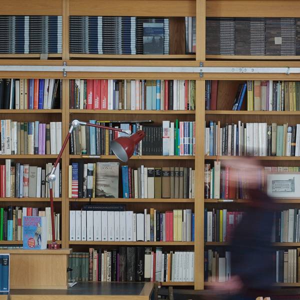 Blick auf ein Regal mit Büchern in einer Leipziger Verlagsbuchhandlung.