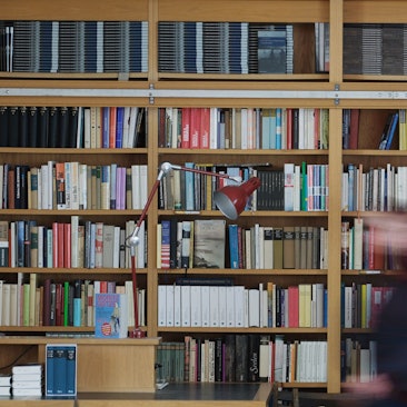 Blick auf ein Regal mit Büchern in einer Leipziger Verlagsbuchhandlung.