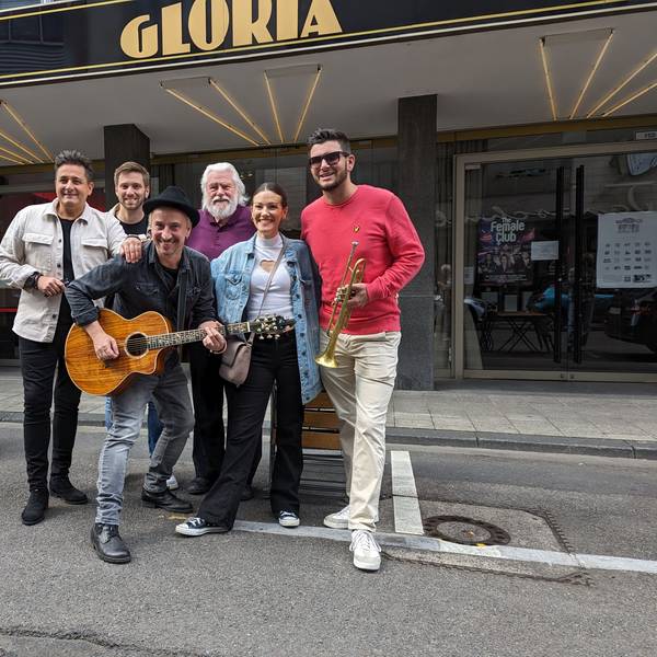 Die Gruppe posiert vor dem Eingang des Gloria.