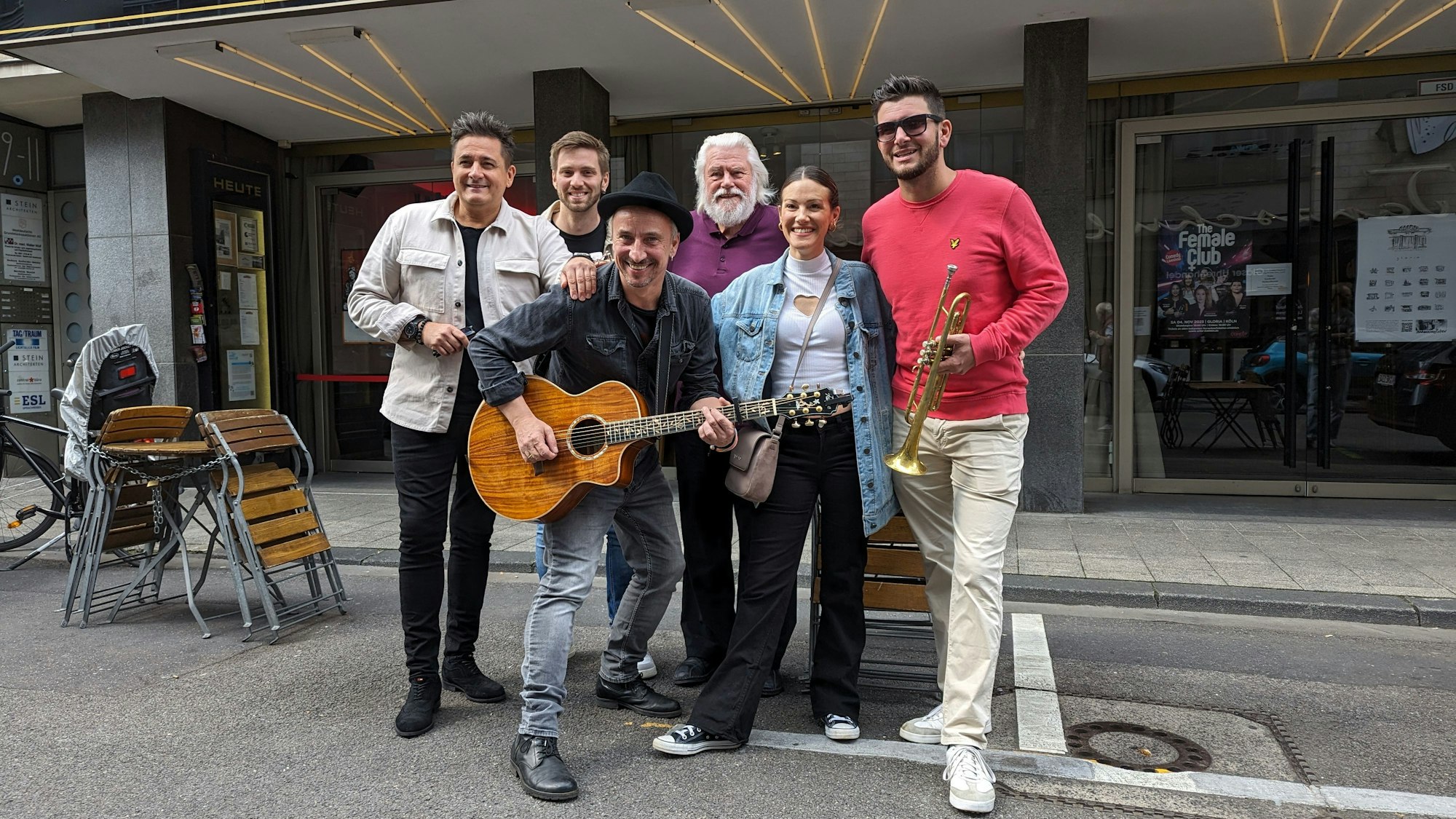 Die Kölner Band Pläsir ist im Gruppenbild vor dem Gloria zu sehen.