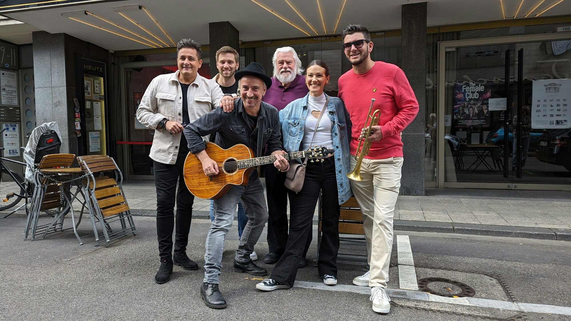 Die Gruppe posiert vor dem Eingang des Gloria.