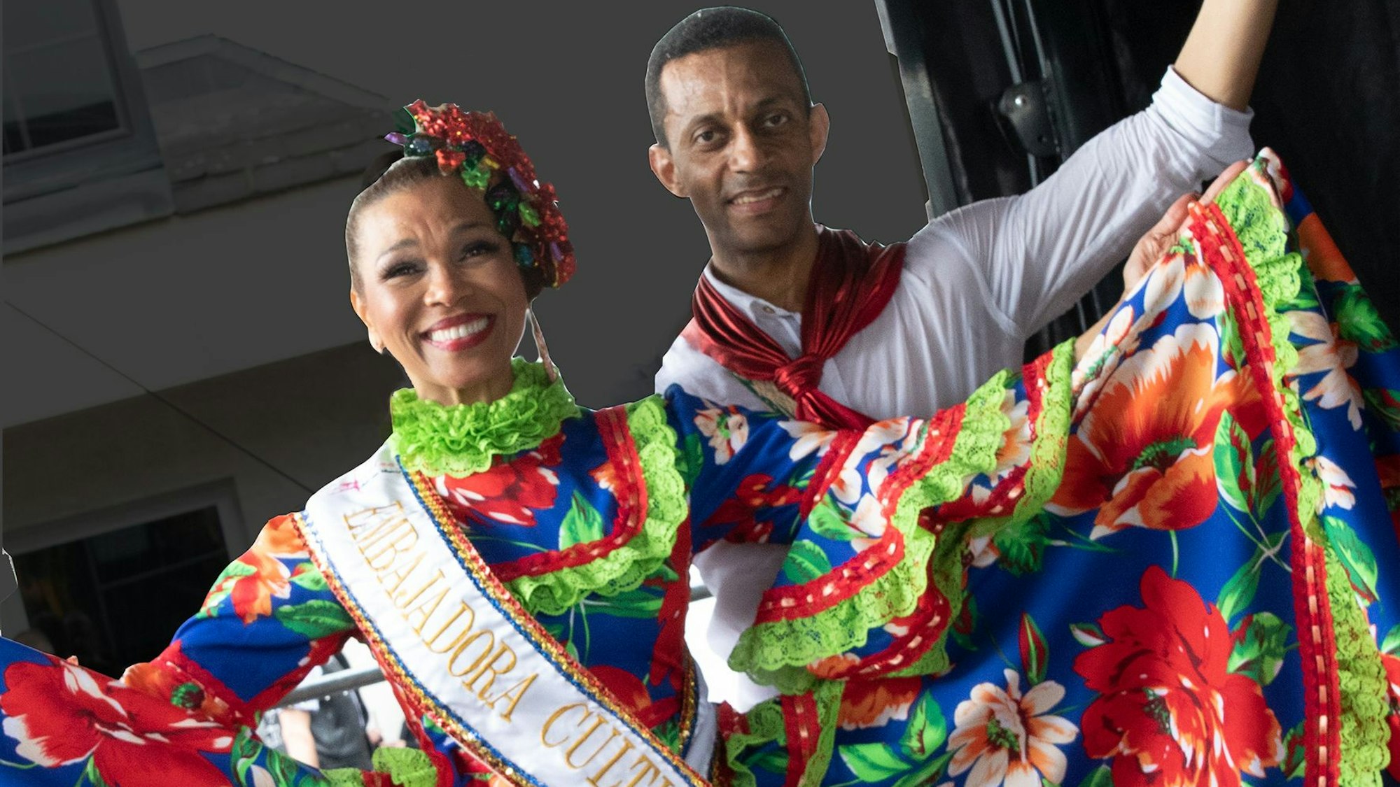 Das Foto zeigt zwei Tänzer aus Kolumbien. Sie treten in Frechen auf.