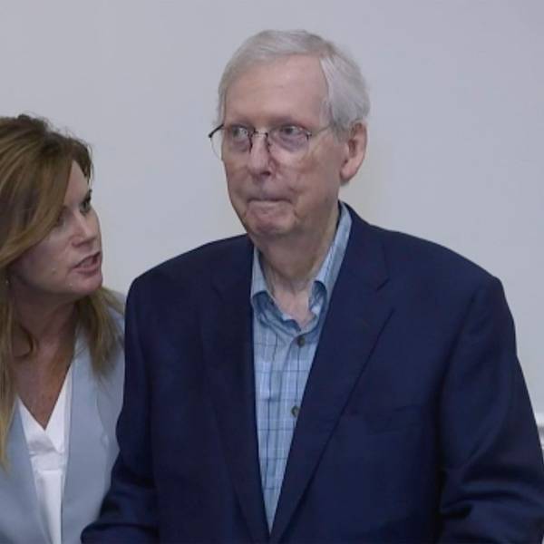 Robbin Taylor, State Director von Minderheitenführer im Senat, steht neben Mitch McConnell, während er vor der NKY-Handelskammer im Madison Event Center spricht.