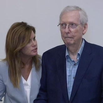 Robbin Taylor, State Director von Minderheitenführer im Senat, steht neben Mitch McConnell, während er vor der NKY-Handelskammer im Madison Event Center spricht.