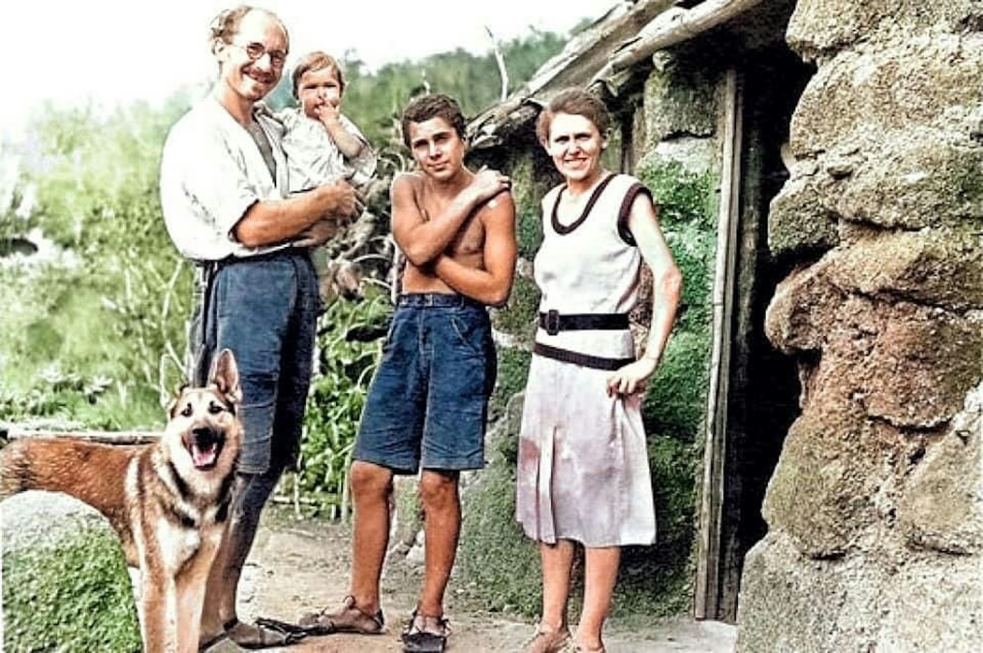 Heinz und Margret Wittmer vor ihrem ersten Steinhaus mit den Söhnen Harry und Rolf