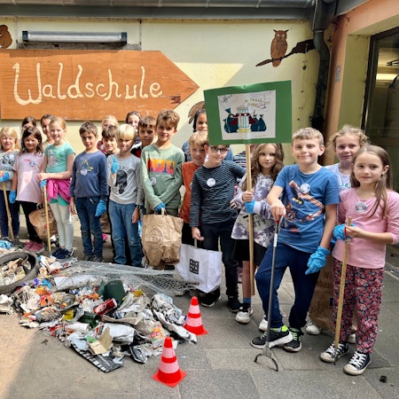 Waldschule räumt den Wald auf.