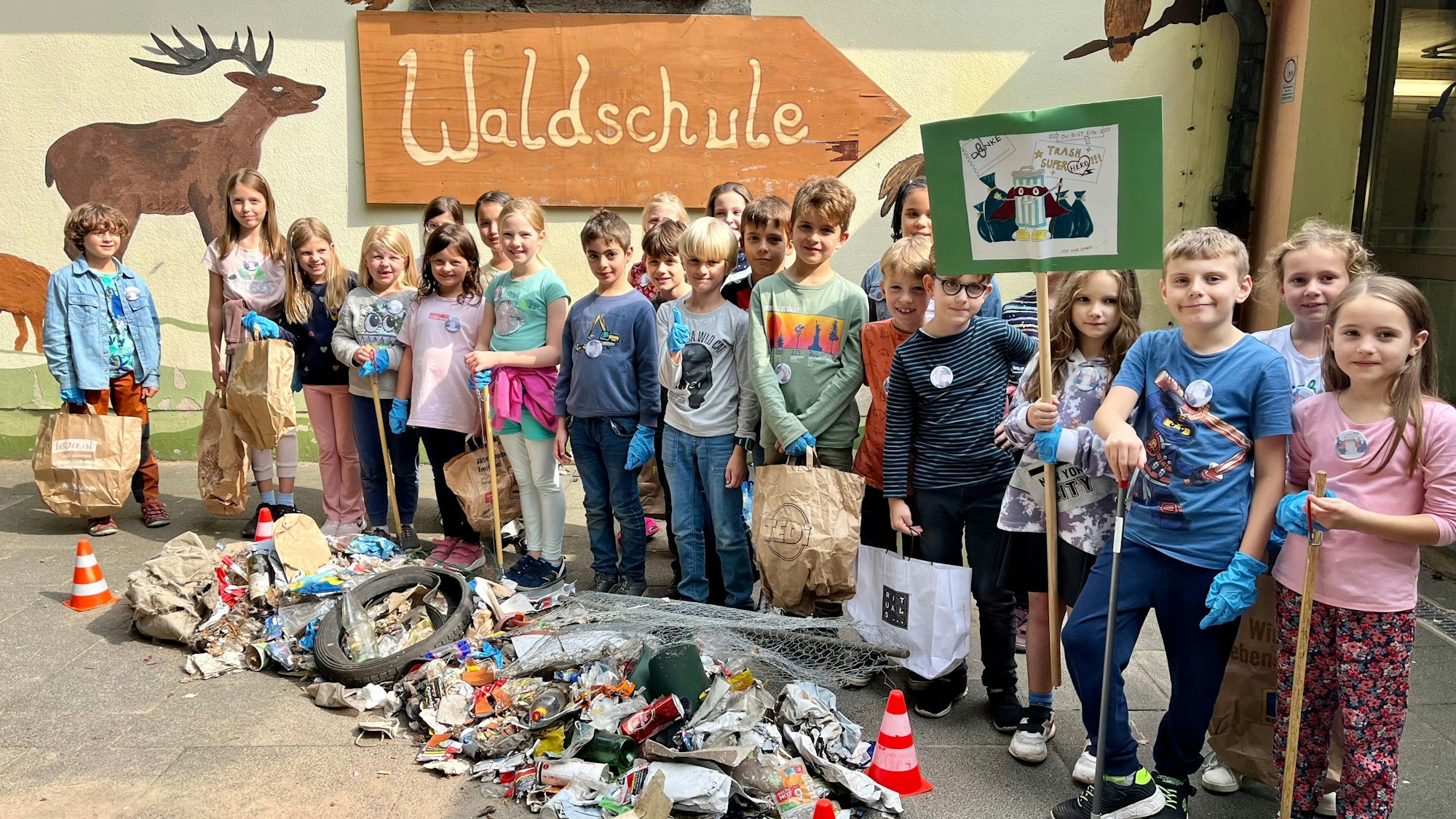 Waldschule räumt den Wald auf.