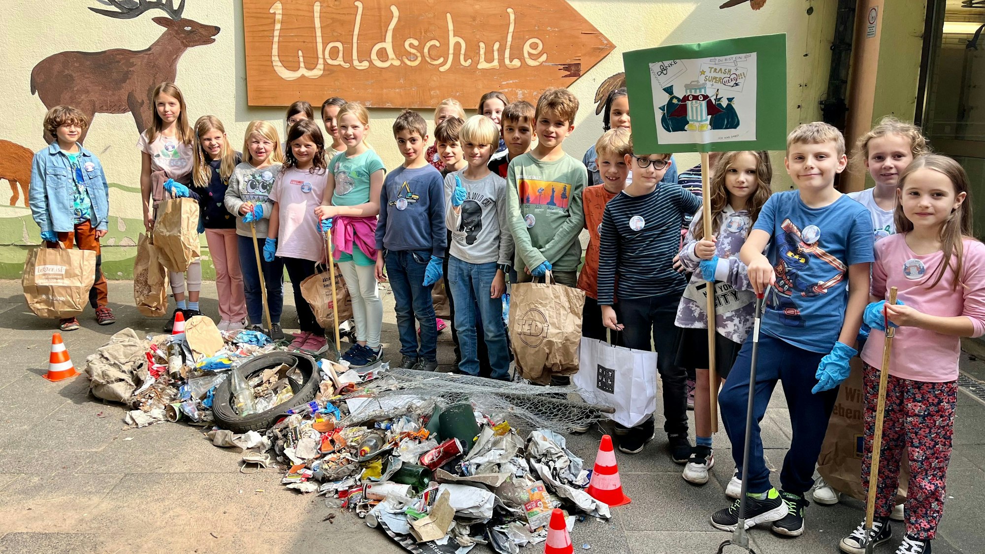 Waldschule räumt den Wald auf