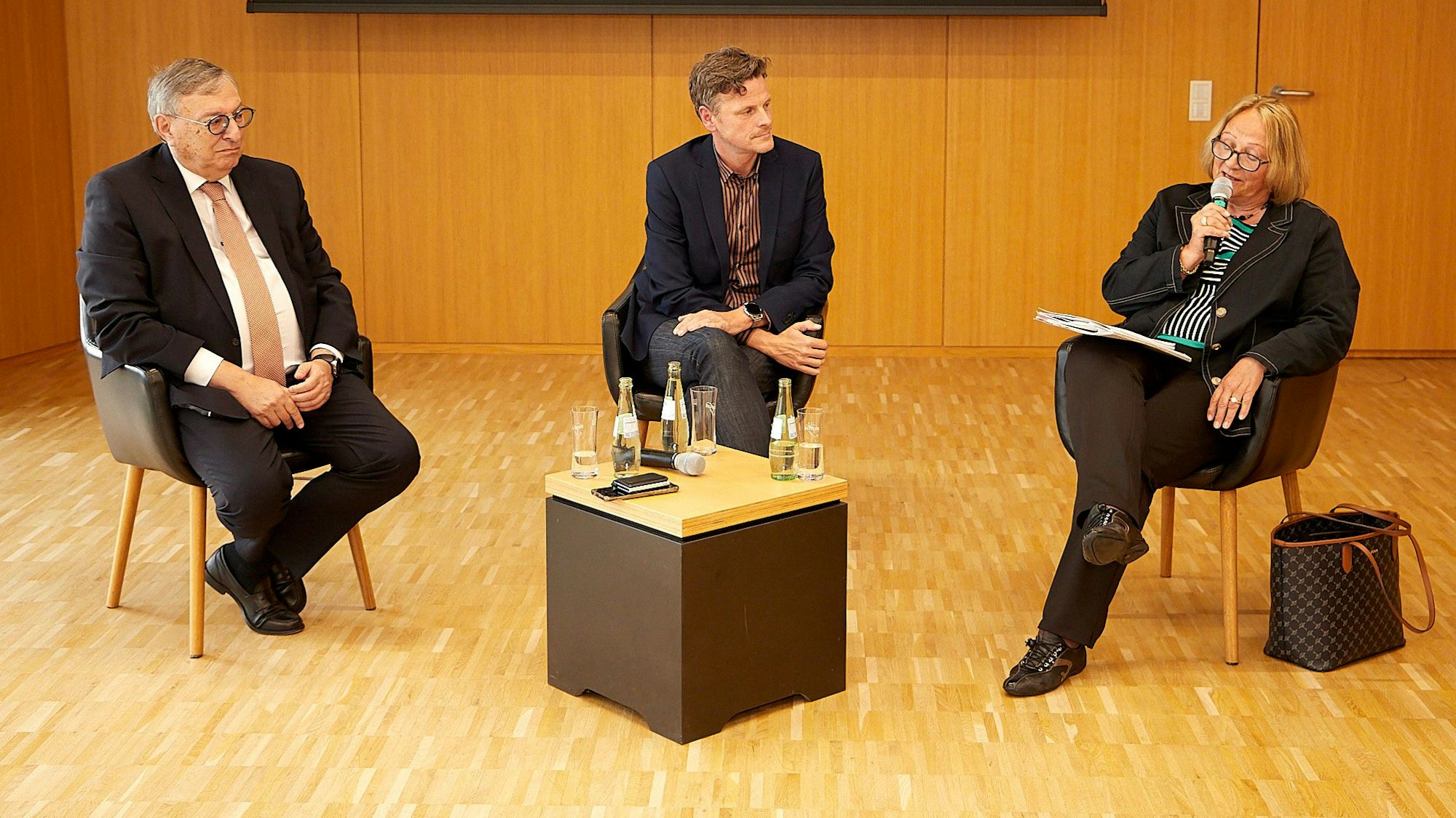 Das Bild zeigt die Diskussionsrunde in Vogelsang: Abraham Lehrer (l.) und Sabine Leutheusser-Schnarrenberger mit Marco Rose