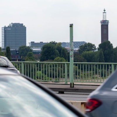 Mehrere Autos fahren über die Zoobrücke