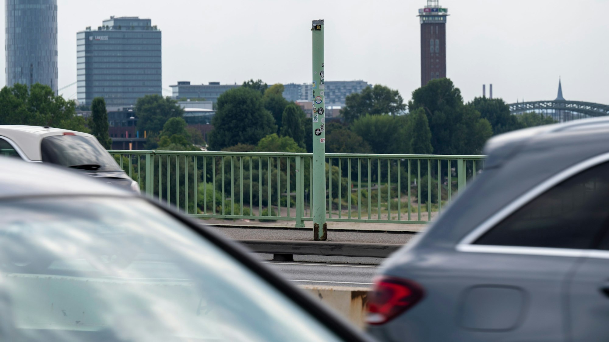 Mehrere Autos fahren über die Zoobrücke