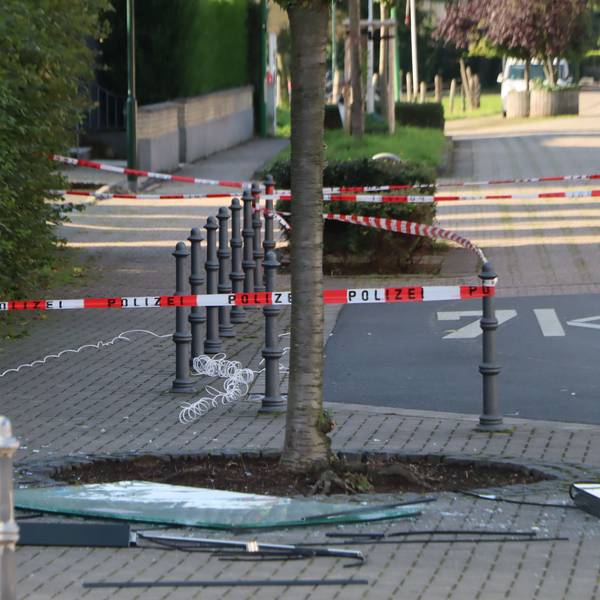 Auf dem Foto sind Scherben und andere Bauteile zu sehen, die bei der Detonation aus der Verankerung gerissen wurden. Der Bereich ist mit rot-weißem Flatterband abgesperrt.